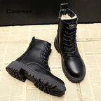 Bottes noires en cuir pour homme avec doublure en fourrure, semelle antidérapante, lacets et fermeture éclair latérale, posées sur un fond de journaux.