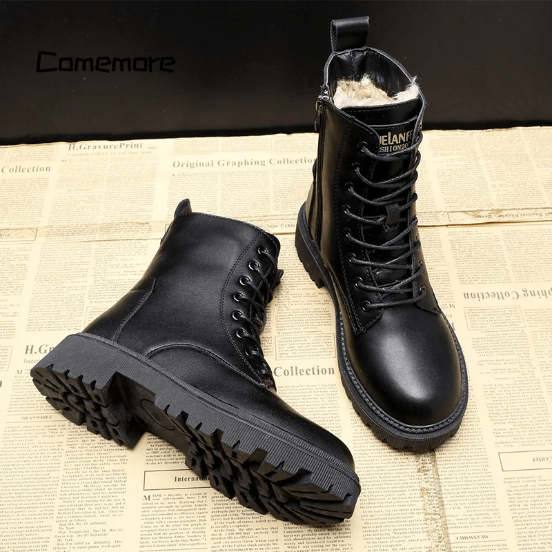 Bottes noires en cuir pour homme avec doublure en fourrure, semelle antidérapante, lacets et fermeture éclair latérale, posées sur un fond de journaux.