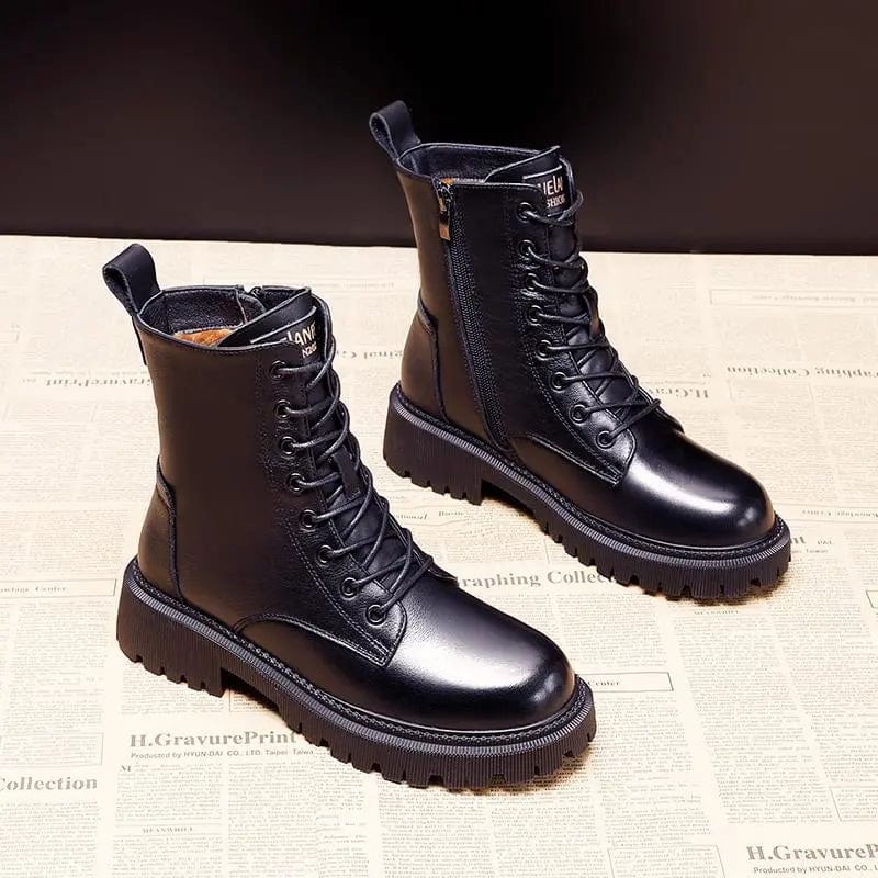 Bottes noires en cuir pour homme avec lacets et fermeture éclair, semelle épaisse antidérapante, posées sur fond de papier journal.
