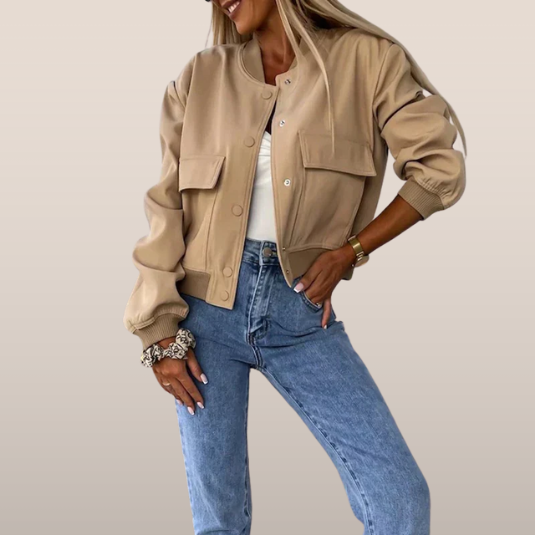 Femme portant un blouson beige tendance avec poches, t-shirt blanc et jean bleu. Mode décontractée, style urbain chic, vêtements automne-hiver.