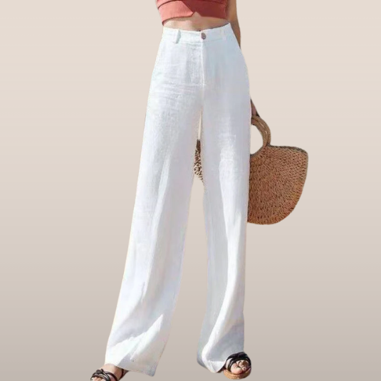 Pantalon large blanc en lin pour femme, style décontracté, avec un bouton, associé à un sac en osier et des sandales noires. Mode estivale élégante.
