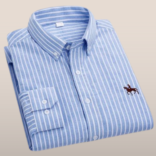 Chemise bleue à rayures blanches, col boutonné, logo cavalier brodé, manches longues, style classique, idéale pour homme, mode élégante.