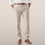 Pantalon en lin beige pour homme, coupe droite, avec ceinture marron et chaussures en cuir marron, style élégant et décontracté.