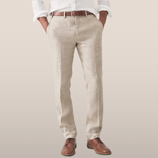 Pantalon en lin beige pour homme, coupe droite, avec ceinture marron et chaussures en cuir marron, style élégant et décontracté.