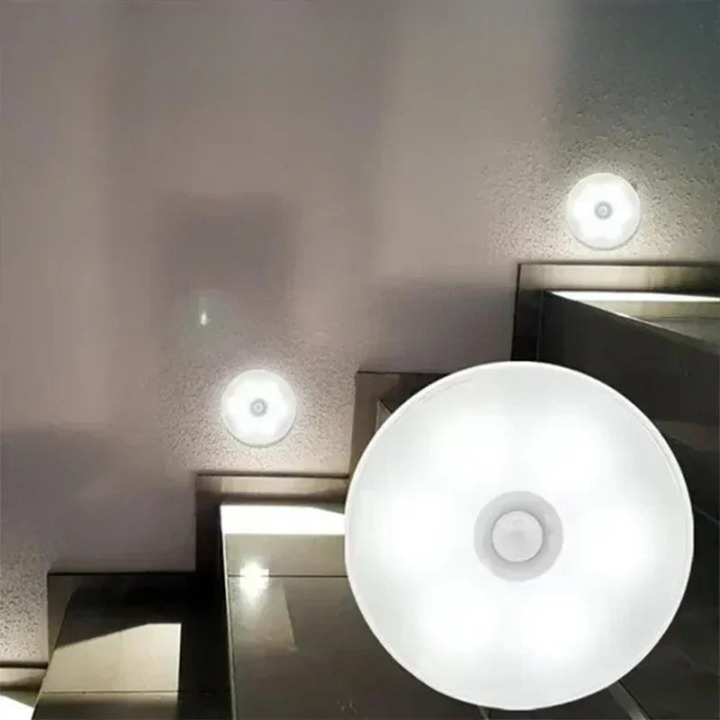 Lumières LED rondes blanches sur un escalier moderne, éclairage mural intérieur, design minimaliste, ambiance contemporaine, sécurité nocturne.