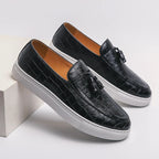 Mocassins noirs en cuir texturé crocodile pour homme, semelle blanche, style élégant et moderne, parfaits pour tenues décontractées ou formelles.