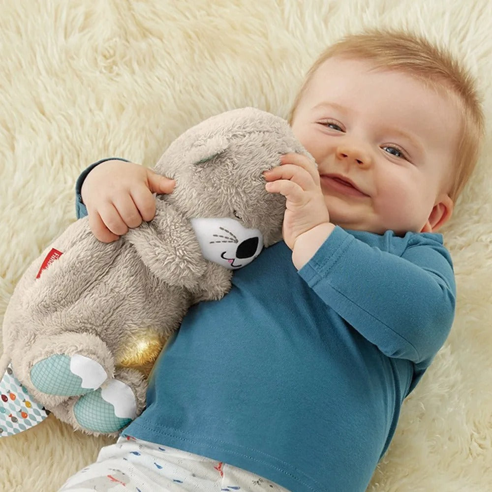 Bébé souriant câlinant une peluche mouton sur un tapis moelleux. Jouet doux, enfant heureux, moment de tendresse, chambre d'enfant.