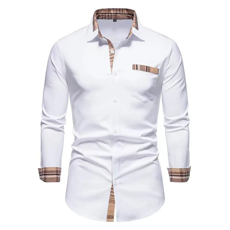 Chemise blanche élégante pour homme avec détails à carreaux marron sur le col, les poignets et la poche. Mode masculine, style décontracté chic.