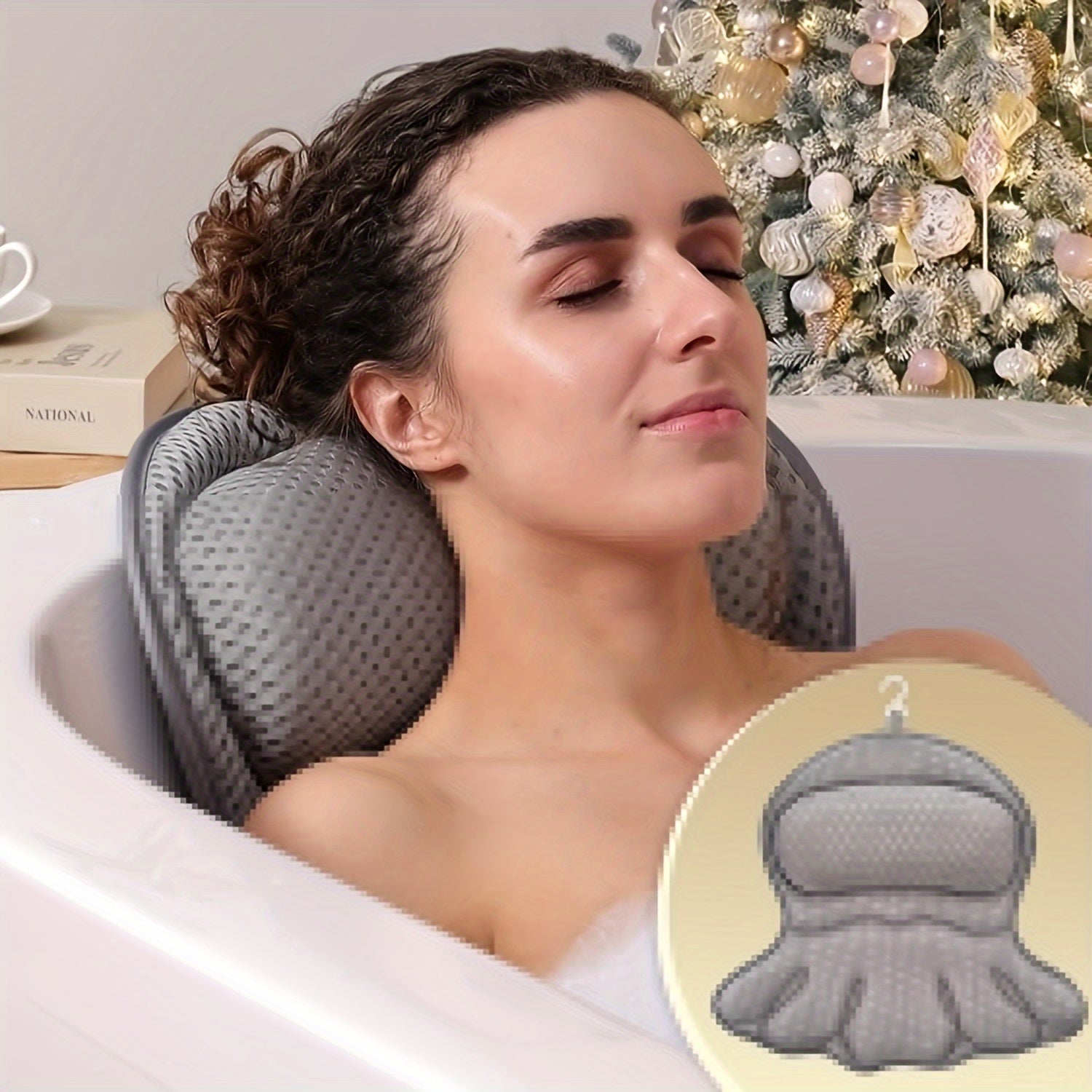 Femme relaxant dans une baignoire avec un oreiller de bain gris, sapin de Noël en arrière-plan. Accessoire de bain confortable et ergonomique.