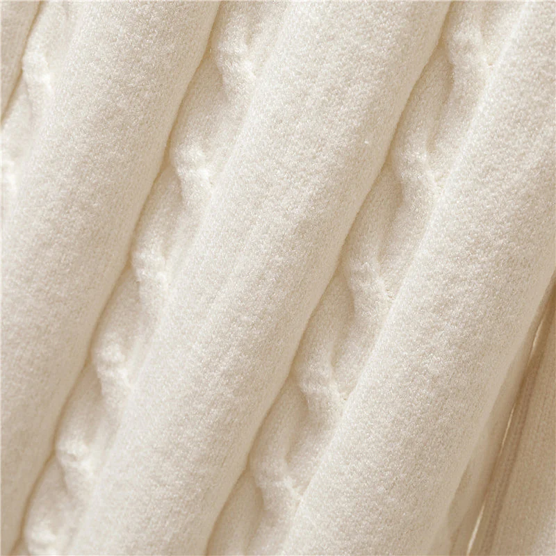 Texture de tissu en tricot torsadé beige, motif câblé, doux et chaud, idéal pour pulls d'hiver, mode automne-hiver, confort et élégance.