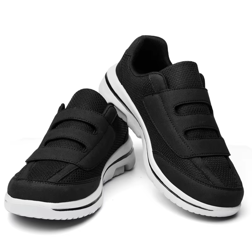 Chaussures de sport noires avec scratch, semelle blanche antidérapante, design moderne et confortable, idéales pour la marche et le sport.