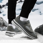 Chaussures de sport grises pour homme sur neige, design moderne et confortable, semelle antidérapante, idéale pour activités hivernales.