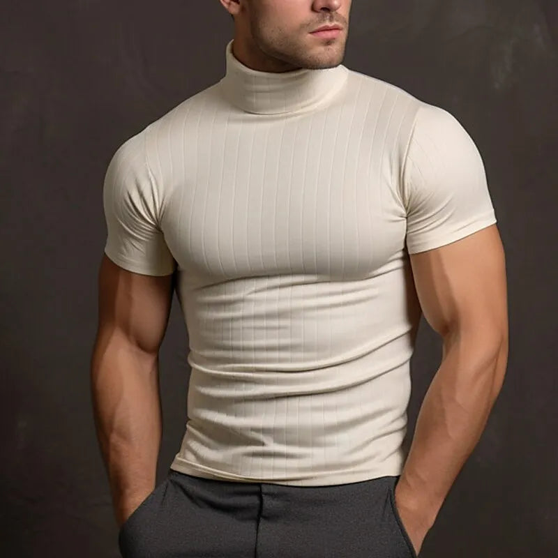 Homme musclé portant un col roulé blanc ajusté, manches courtes, sur fond sombre. Mode masculine, style élégant, vêtements tendance.