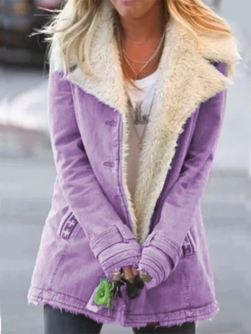 Femme portant un manteau violet en laine avec col en fourrure blanche, tenant des clés. Mode hiver, style décontracté, tendance féminine.