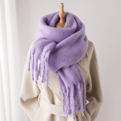 Écharpe en laine mauve douce et épaisse avec franges, enroulée sur un mannequin beige, idéale pour l'hiver et la mode féminine élégante.