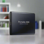 Disque SSD portable noir sur une table, stockage mobile rapide et compact, idéal pour sauvegarde de données, transfert rapide, design moderne.