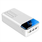 Batterie externe blanche avec affichage LED, trois ports USB, design moderne. Chargeur portable haute capacité pour smartphones et tablettes.