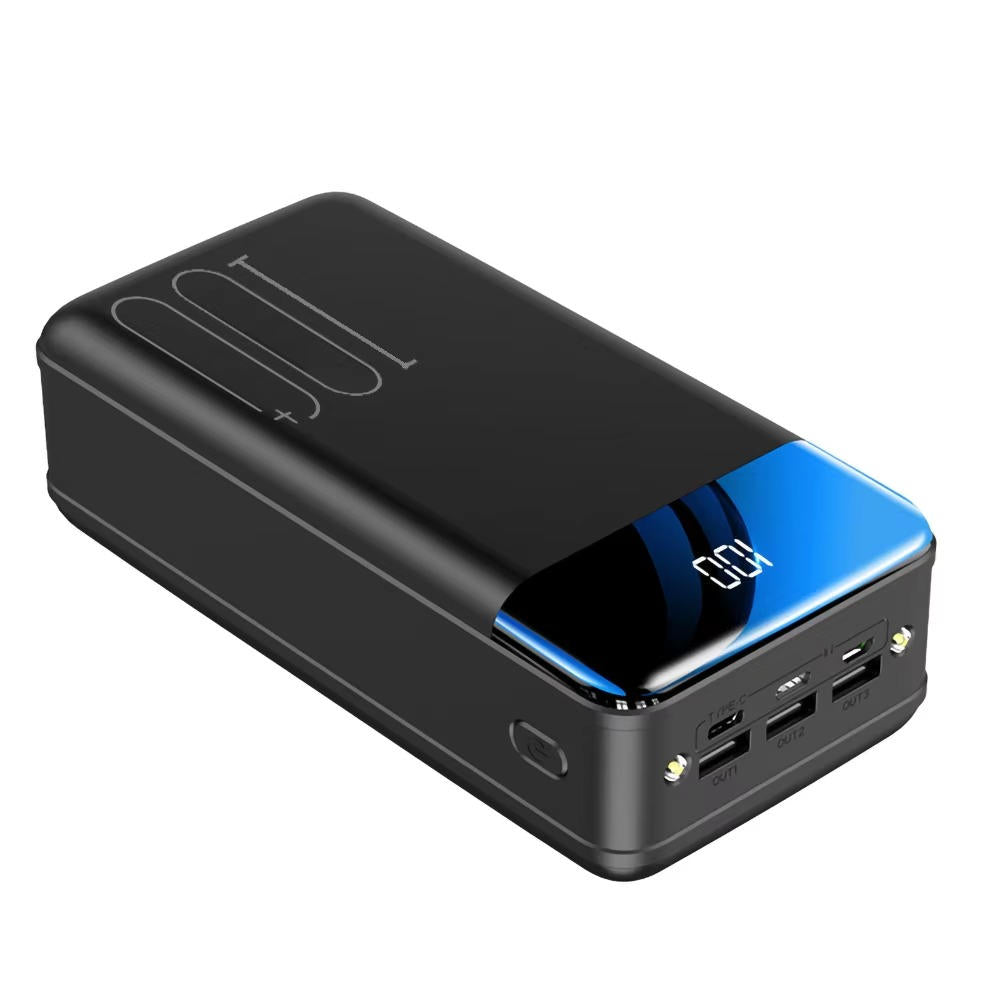 Batterie externe noire avec affichage LED, trois ports USB, design compact. Chargeur portable haute capacité pour smartphones et tablettes.