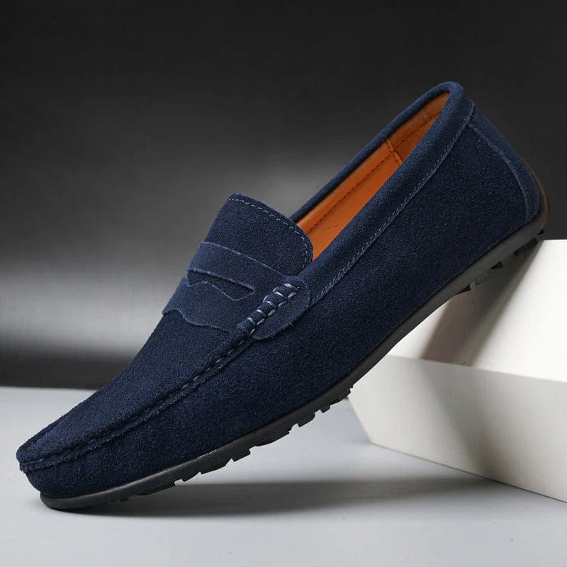 Mocassin bleu marine en daim pour homme, élégant et confortable, semelle antidérapante, idéal pour un style décontracté ou formel.