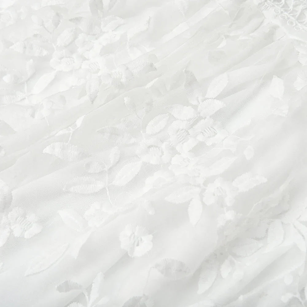 Dentelle blanche florale délicate, motif élégant et raffiné, idéale pour robes de mariée, décoration textile, couture haute couture.