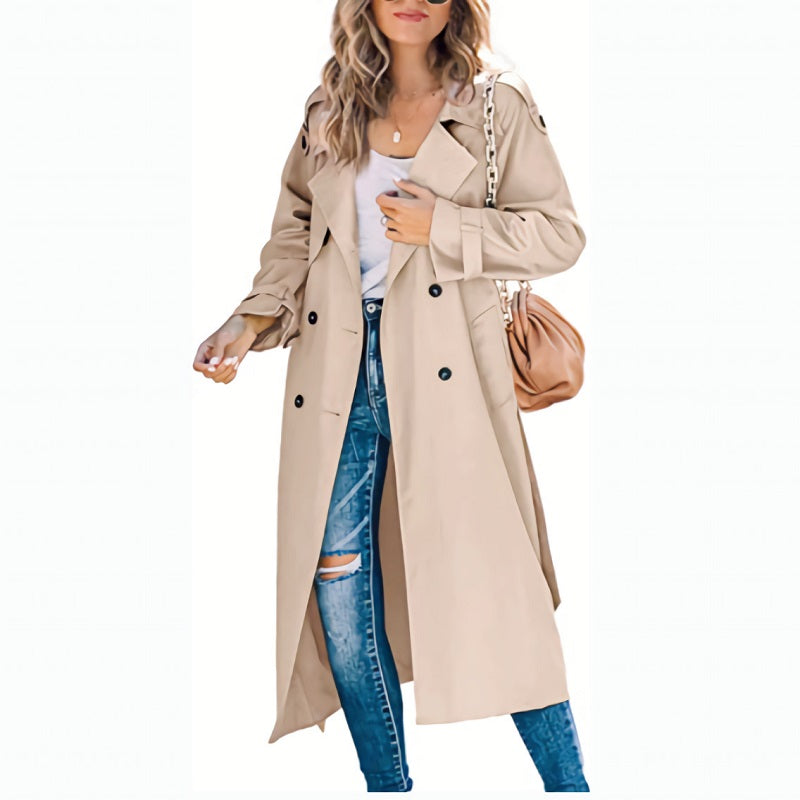 Femme portant un trench-coat beige élégant, jeans déchirés, sac à main marron, style mode automne, look décontracté chic, tendance vestimentaire.