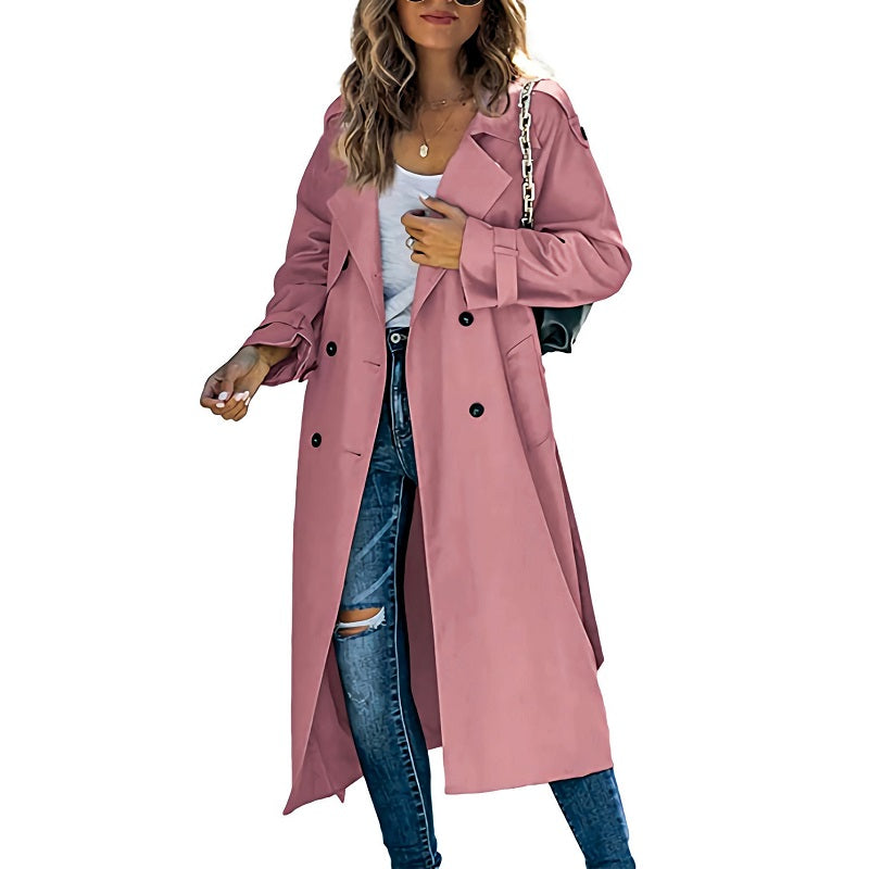 Femme portant un trench-coat rose élégant, jeans déchirés et sac à main noir. Mode automne, style décontracté chic, tendance vestimentaire féminine.