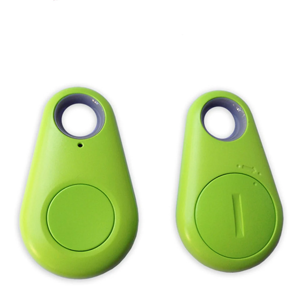 Deux porte-clés traqueurs Bluetooth verts, design compact, avec bouton central et trou pour attache. Accessoire pratique pour retrouver objets perdus.