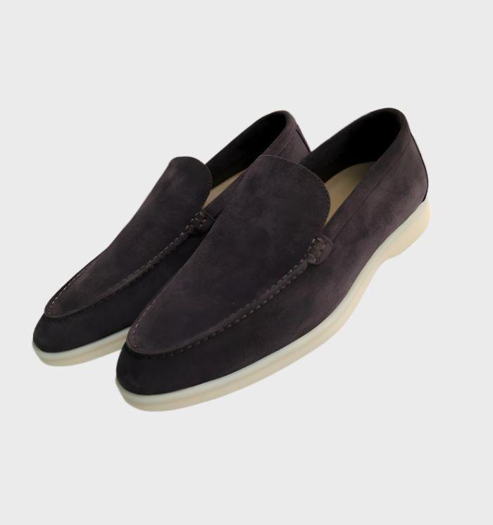 Mocassins en daim marron foncé pour homme, semelle blanche, style élégant et décontracté, chaussures tendance pour toutes occasions.
