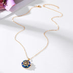 Collier pendentif étoile doré sur chaîne fine, posé sur fond blanc. Bijou élégant, tendance, idéal pour accessoiriser une tenue chic.