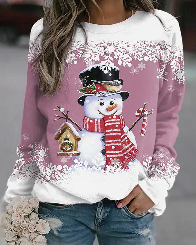 Femme portant un pull de Noël rose avec motif bonhomme de neige, chapeau noir, écharpe rouge, tenant un sucre d'orge, fond flocons de neige.