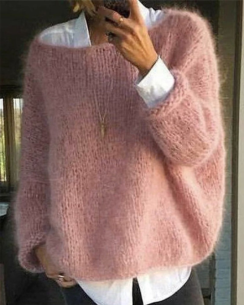 Pull rose en mohair doux, ample et confortable, porté sur une chemise blanche. Mode automne-hiver, style décontracté et élégant.
