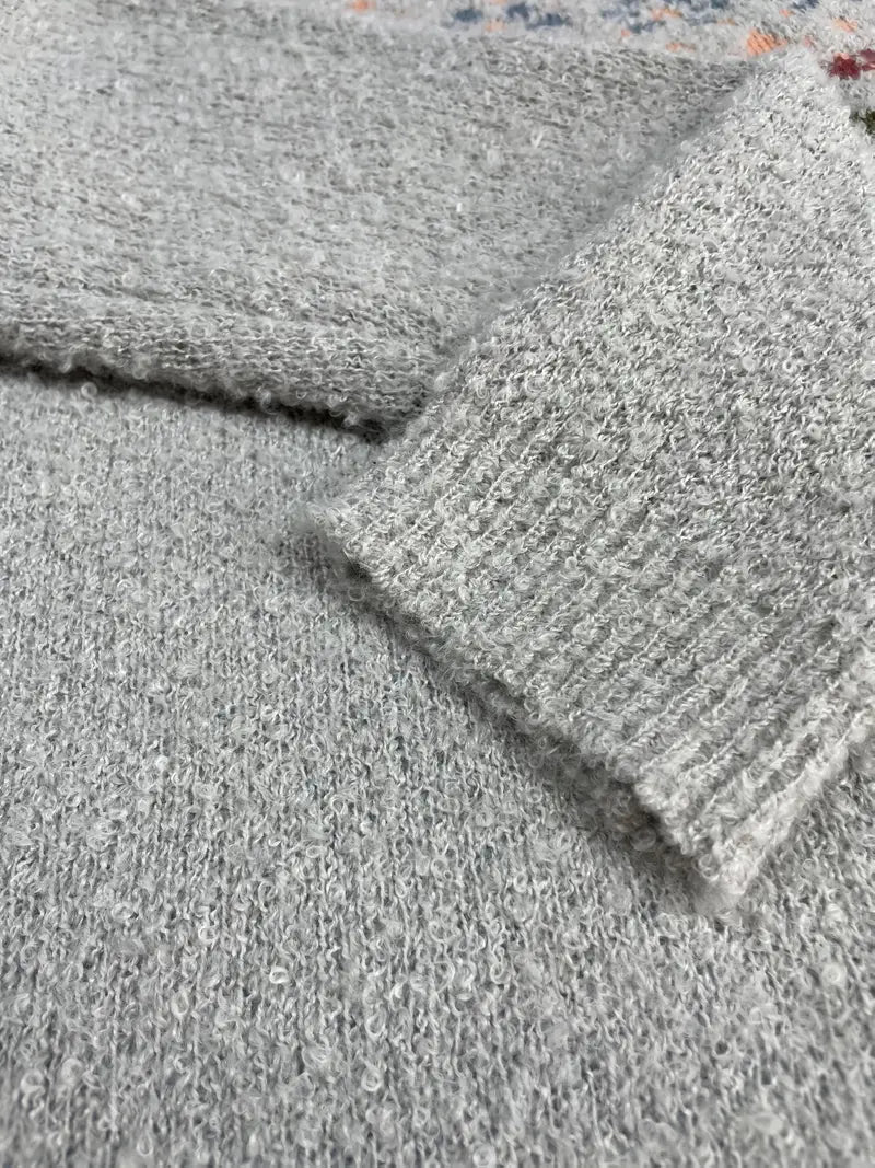 Pull en laine gris texturé, manches longues, tricoté, doux et chaud, idéal pour l'hiver. Mode hiver, vêtement confortable, style décontracté.