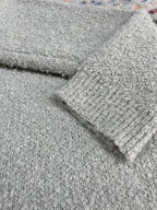 Pull en laine gris texturé, manches longues, tricoté, doux et chaud, idéal pour l'hiver. Mode hiver, vêtement confortable, style décontracté.