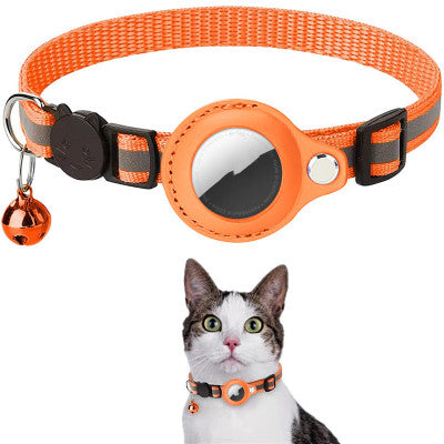 Collier pour chat orange avec AirTag intégré, clochette et boucle réglable. Accessoire de suivi GPS pour animaux de compagnie.
