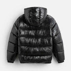 Doudoune noire brillante avec capuche, style matelassé, vue de dos. Veste hiver tendance, isolante et imperméable pour temps froid.