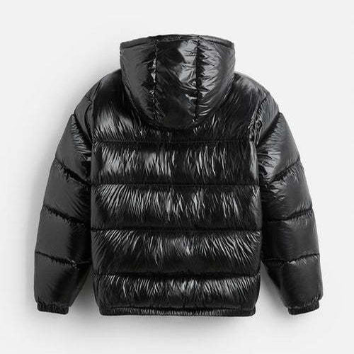 Doudoune noire brillante avec capuche, style matelassé, vue de dos. Veste hiver tendance, isolante et imperméable pour temps froid.