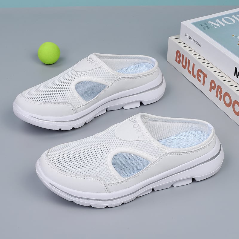Chaussures de sport blanches en maille respirante sur fond gris, avec une balle de tennis verte et des livres. Confortables et légères pour l'été.