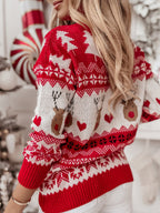 Femme portant un pull de Noël rouge et blanc avec motifs de rennes et flocons de neige, ambiance festive et hivernale, cheveux blonds ondulés.