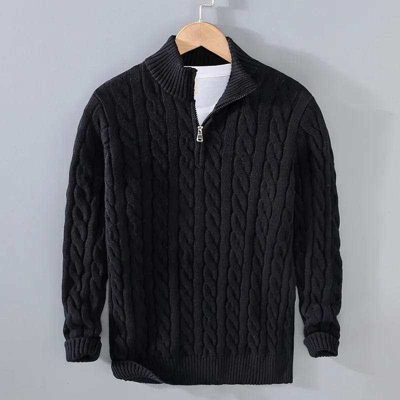 Pull noir en tricot torsadé avec col zippé, suspendu sur un cintre en bois. Mode hiver, vêtement chaud, style décontracté élégant.