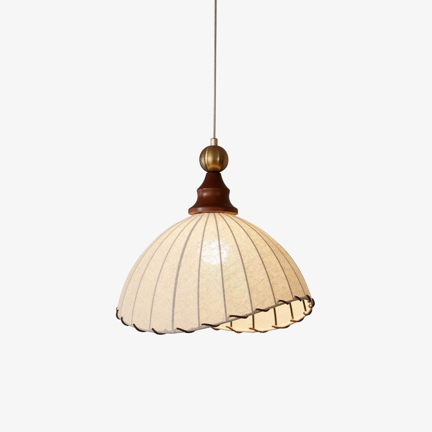 Suspension vintage en tissu plissé beige avec détails en bois et métal doré, design rétro élégant pour éclairage intérieur.