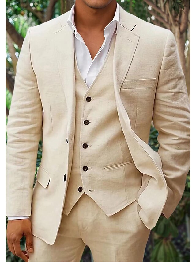 Costume beige élégant pour homme, trois pièces, avec chemise blanche. Style formel, idéal pour mariages ou événements professionnels.