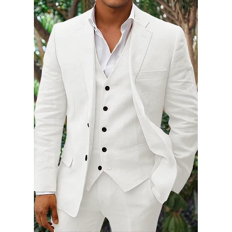 Costume blanc élégant pour homme avec gilet et chemise, idéal pour mariage ou événement formel, style moderne et chic, fond de verdure.
