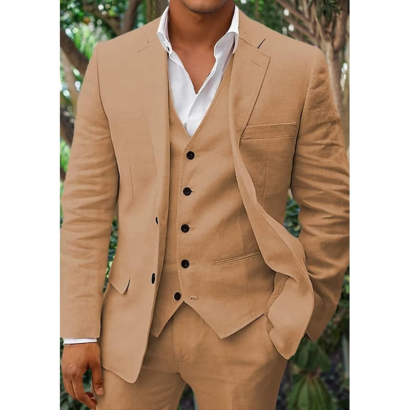 Costume homme beige élégant avec gilet et chemise blanche, idéal pour mariage ou événement formel, mode masculine chic et tendance.