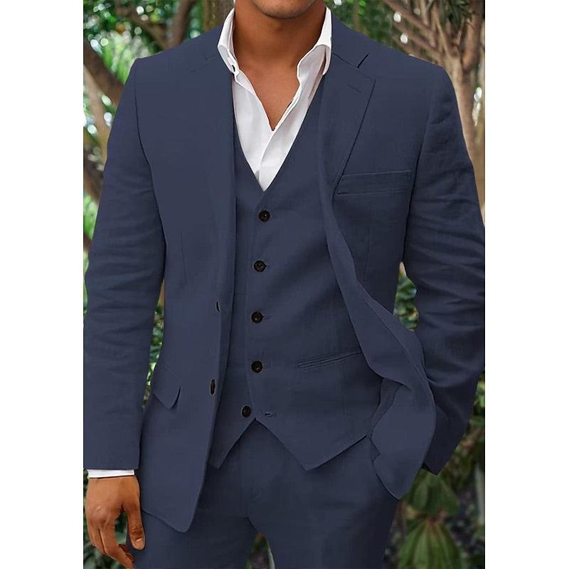 Costume homme bleu marine élégant, trois pièces, avec chemise blanche. Tenue formelle idéale pour mariage ou événement professionnel.
