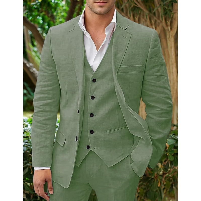 Costume vert olive pour homme, trois pièces, avec chemise blanche. Élégant et moderne, idéal pour mariages ou événements formels en plein air.