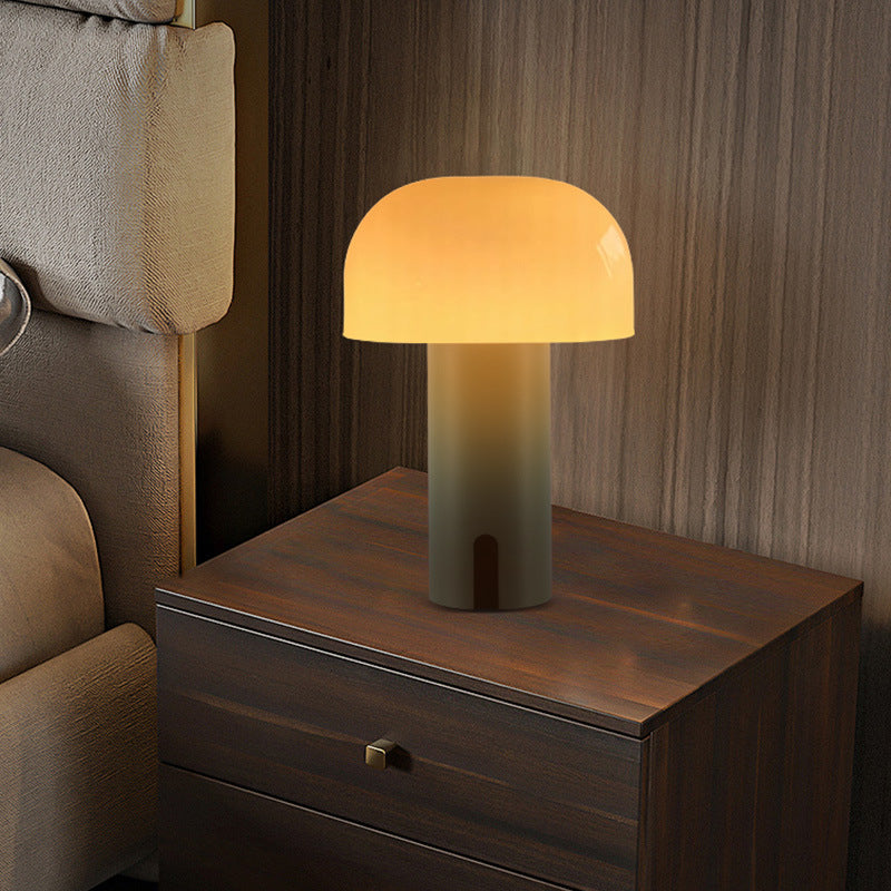 Lampe de chevet moderne avec abat-jour en verre orange sur table de nuit en bois, éclairage d'intérieur élégant, design contemporain.