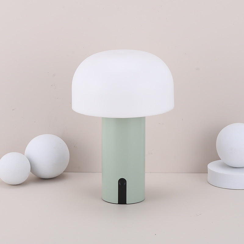 Lampe de table champignon moderne avec abat-jour blanc et base verte, design minimaliste, éclairage intérieur décoratif, style contemporain.