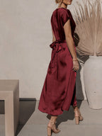 Robe longue en satin bordeaux, élégante et fluide, portée par une femme. Style chic, tendance mode, idéale pour soirées ou événements spéciaux.