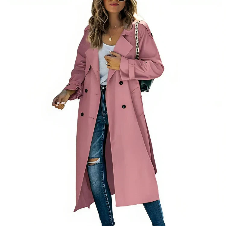 Femme portant un trench-coat rose, jeans déchirés et sac à main noir. Mode automne, style décontracté chic, tendance vestimentaire féminine.