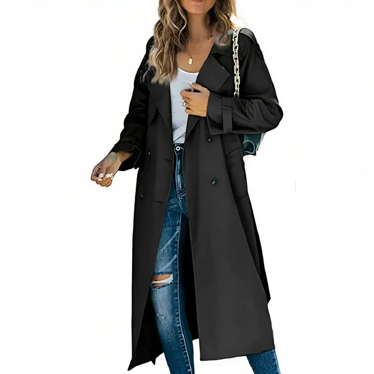 Femme portant un trench-coat noir élégant, t-shirt blanc, jeans déchirés, sac à main en cuir. Mode automne, style urbain chic.